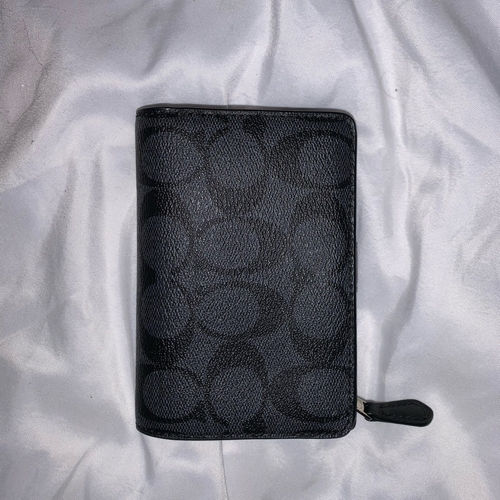 Coach signature medium corner zip wallet